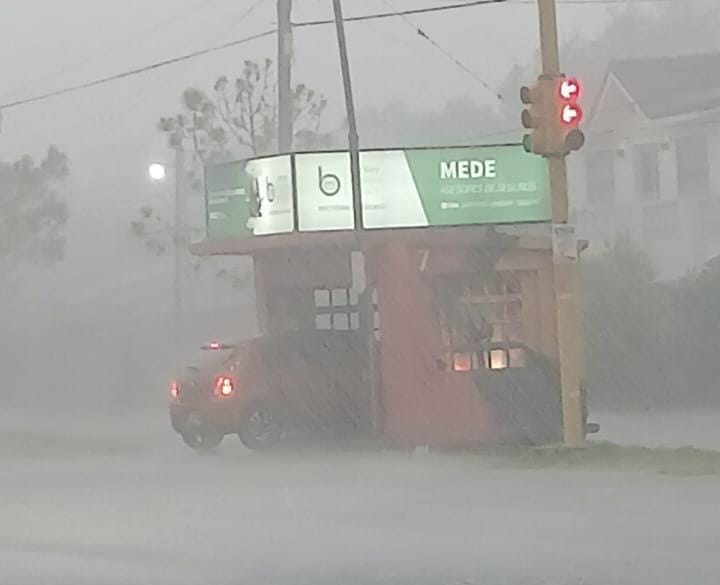 Buscó refugio contra el granizo y lo encontró bajo la garita auspiciada por un seguro